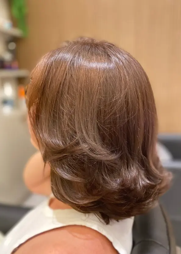 Cabelo feminino castanho com corte em camadas e finalização
