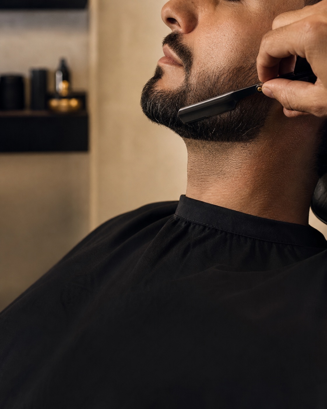 Acabamento preciso de barba masculina com navalha